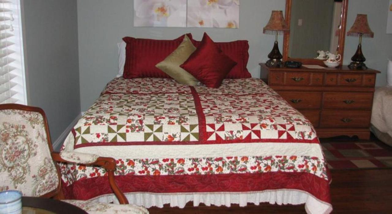 Chesterfield Inn Kelowna Room photo