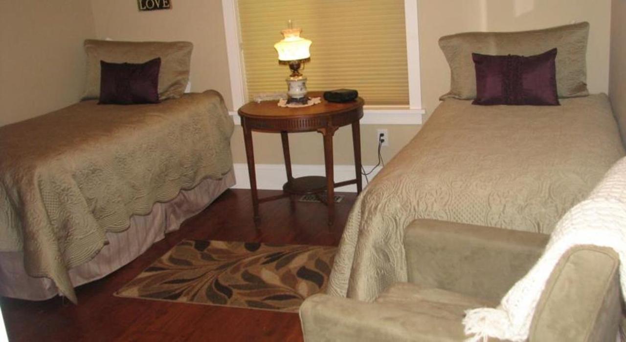 Chesterfield Inn Kelowna Room photo