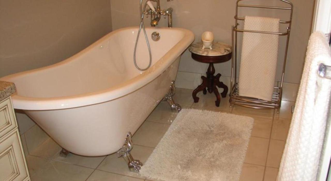 Chesterfield Inn Kelowna Room photo